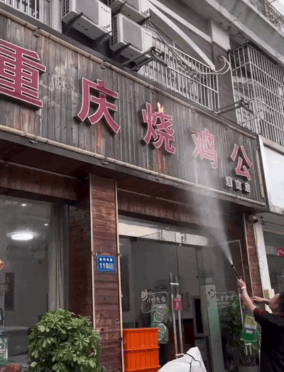 情侣在地铁上兴致激增不背人，一旁阿姨尴尬夹腿：都起鸡皮疙瘩了