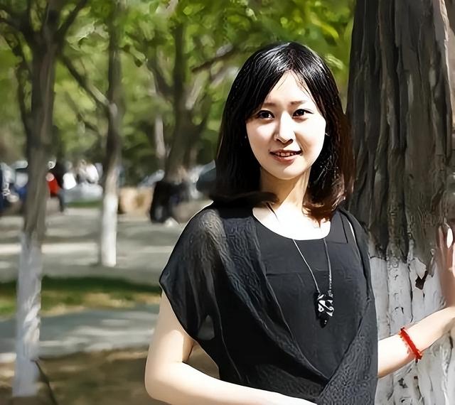 央视新锐主持人王音棋,音色好听,长相清纯,琴棋书画皆美好