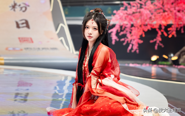 LPL九大美女主持解说近照，骆歆古风造型满分，你最喜欢哪一位？