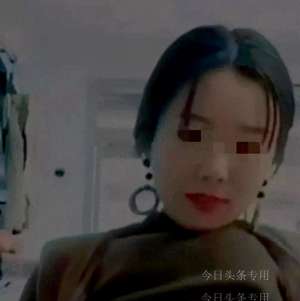 女主播直播倒奶到乳沟(女主播为满足榜一大哥打赏，直播“脱裤露乳”，网友：她真不要脸)