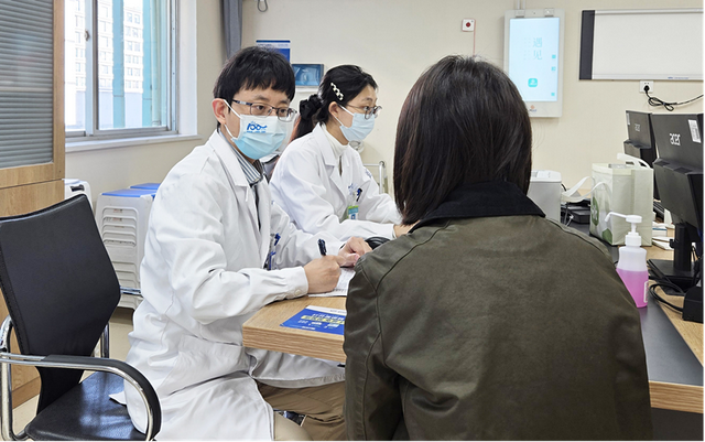 年轻女主播全身脱皮、奇痒不止!只因24小时都在…紧急提醒!