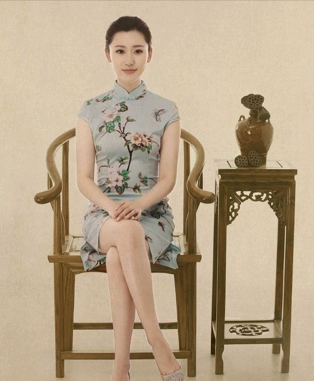 央视新锐主持人王音棋,音色好听,长相清纯,琴棋书画皆美好