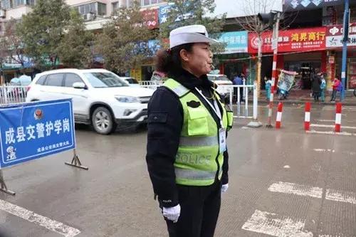 前些日子火了的“灵魂8问”兰州女交警,我们又对她做了更深入的采访...