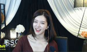 熊猫韩国美女主播视频(韩国2美女主播同台劲舞引爆眼球~看看谁才是网友最爱~)