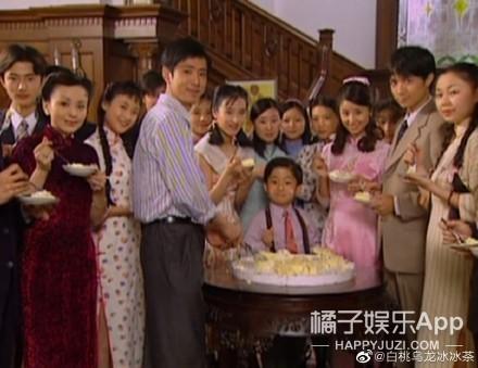韩式比心不是韩国明星发明的?27年前赵雅芝就会了,连雪姨都比过