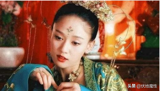 陈乔恩被逼当众脱掉内衣,主持人拿起反复把玩