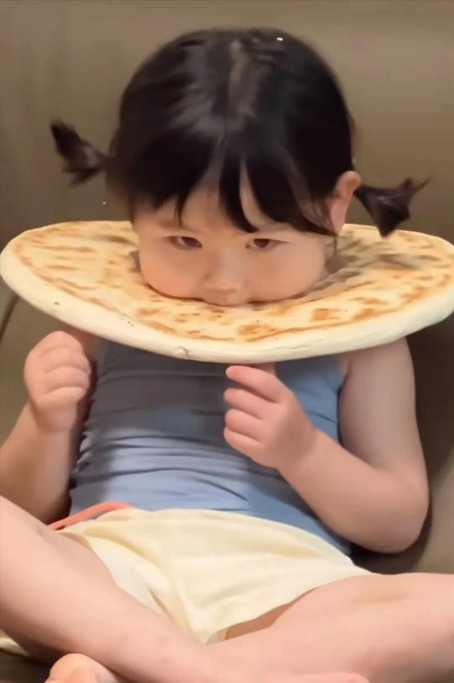 牛蛙小妹妹火了之后,妈妈被批为流量无底线,目前已删除相关视频