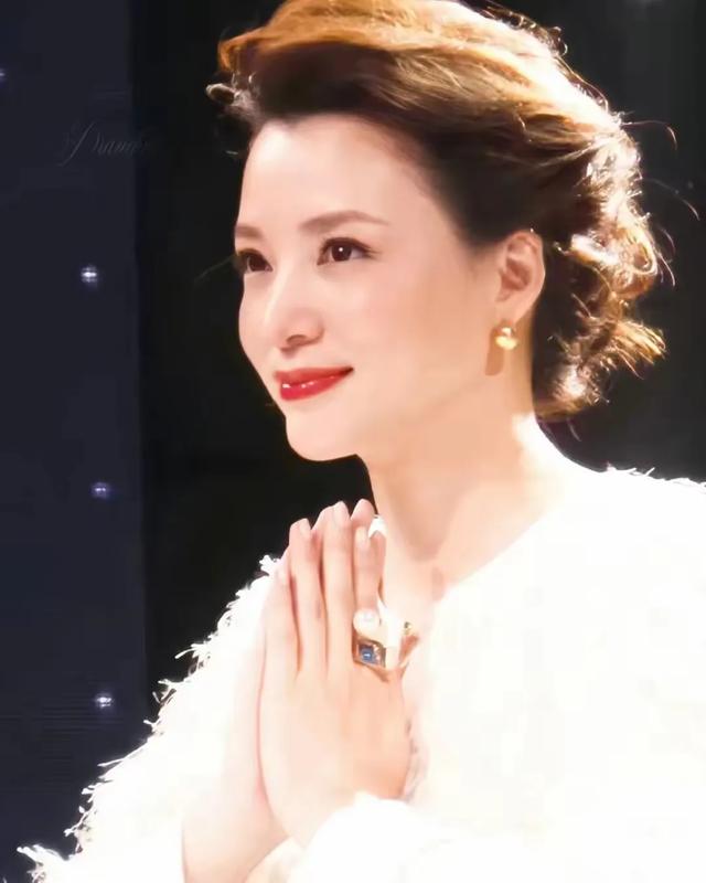 那些央视出品的女主持人有多绝！个个才貌双全，你最想娶哪一位？