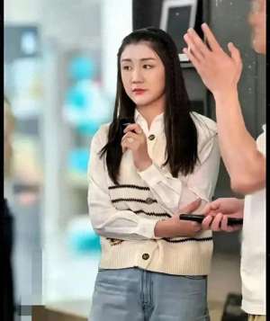 女主播学生服(陈梦直播带货首秀言谈举止落落大方，学生妹装扮引热议)