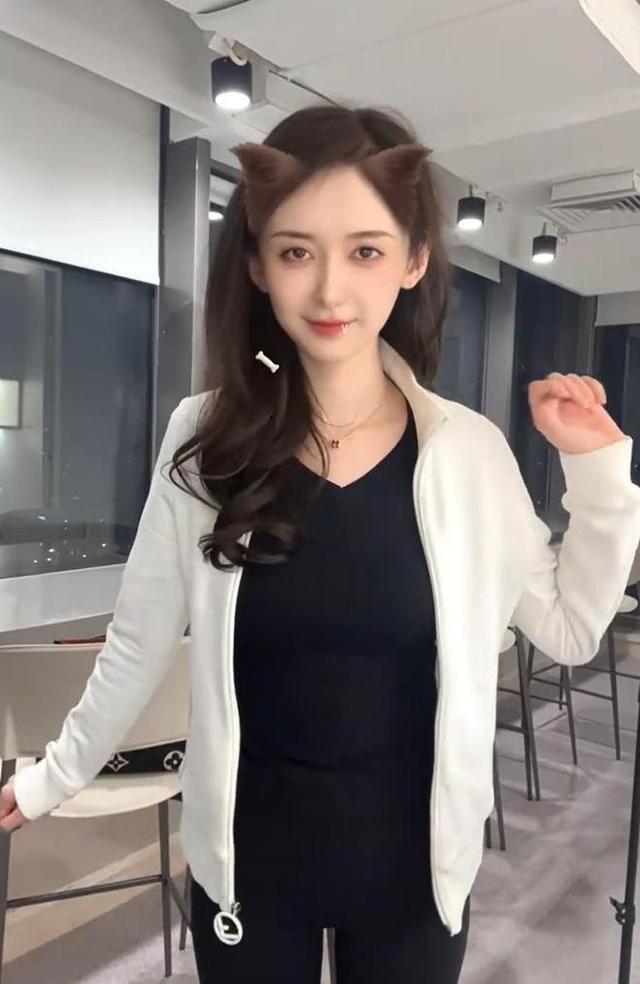 女主播火辣身材惹老戏骨艳遇，内幕令人震惊!