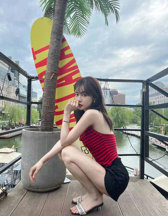 腾讯体育主持人美娜小狗蹲合集这个动作很考验腿长