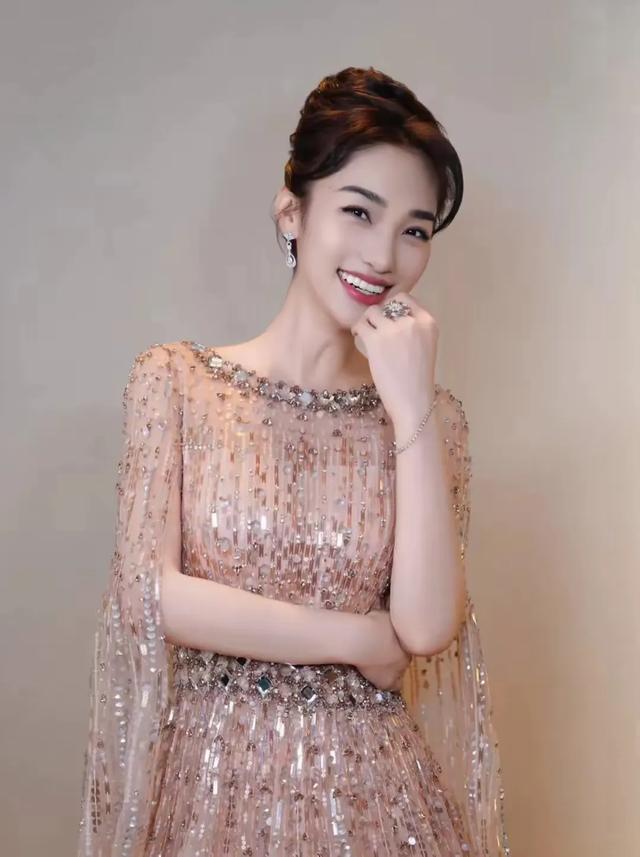 那些央视出品的女主持人有多绝！个个才貌双全，你最想娶哪一位？