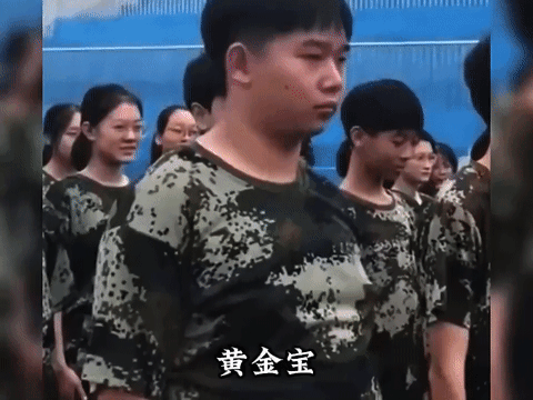 情侣在地铁上兴致激增不背人，一旁阿姨尴尬夹腿：都起鸡皮疙瘩了
