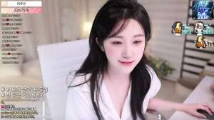 韩国 女主播艾琳(主播艾琳又被封了，在车里展示超短裙穿搭，司机全程不敢往后看)