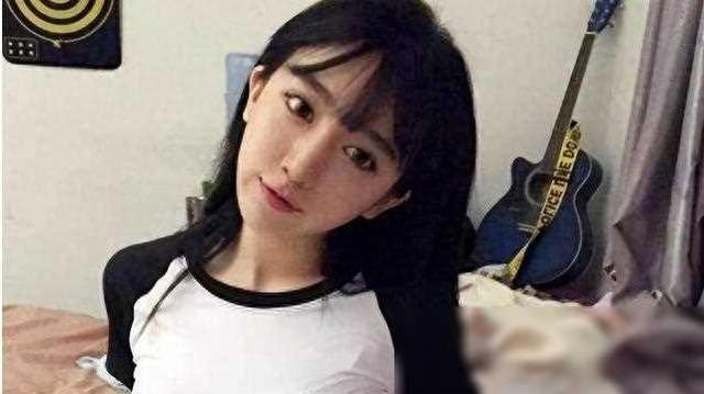 ​案件回顾女子为赚钱做“才艺”主播，用鳝鱼表演，最终遭警方抓