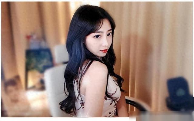 不堪入目!女主播忘关摄像头,换衣全过程被直播!