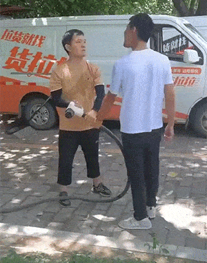 情侣在地铁上兴致激增不背人，一旁阿姨尴尬夹腿：都起鸡皮疙瘩了