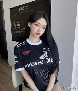 最美女主播视频.(最美女主播还得是韩妹，这大白腿)