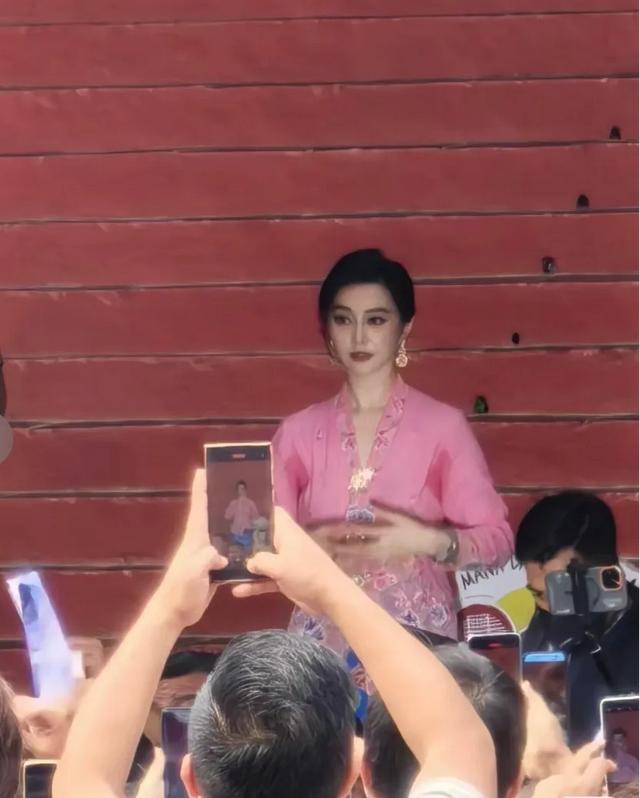 国外偶遇43岁冰冰,在人群中「美得有壁」,但现状看着有点心酸