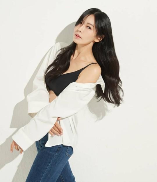 韩国女艺人金素妍SNS发布内衣广告拍摄现场照