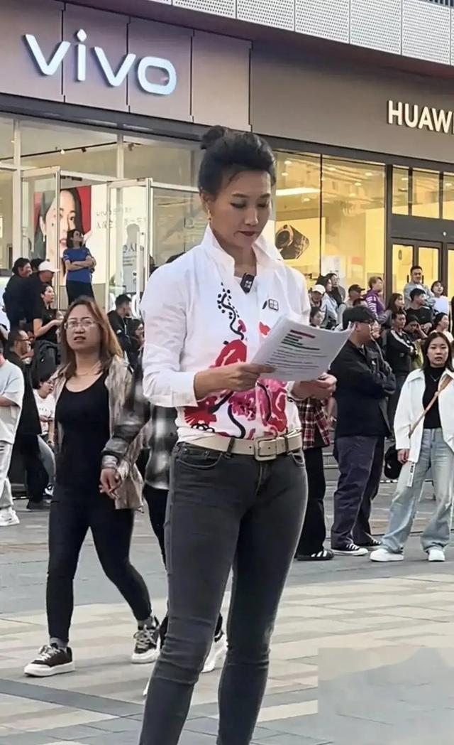 47岁李梓萌惊现沈阳！素颜高挑引爆议论，单身之谜终揭晓？