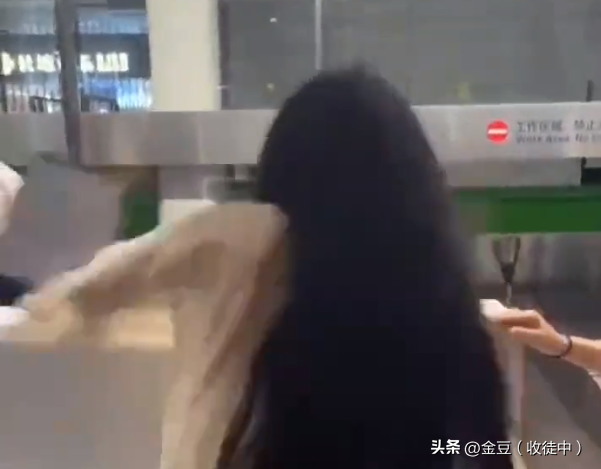 女子大闹机场,打砸东西,原因竟是觉得值机工作人员用眼神鄙视她
