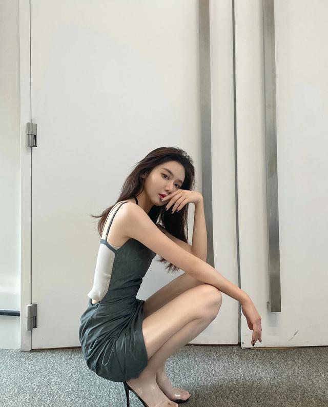 腾讯体育主持人美娜小狗蹲合集这个动作很考验腿长