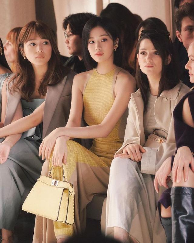 韩国女星与时尚界人士合影，引发热议，是正常拍照，还是太过亲密