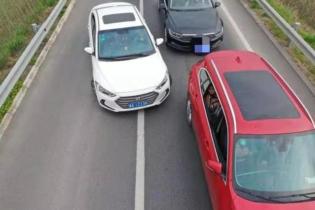高速公路上无人机飞过 为何有人欢喜有人愁?
