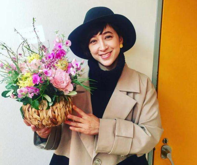 42岁日本第一美女主播，怀5月身孕嫁前首相之子，被绿还得秀恩爱