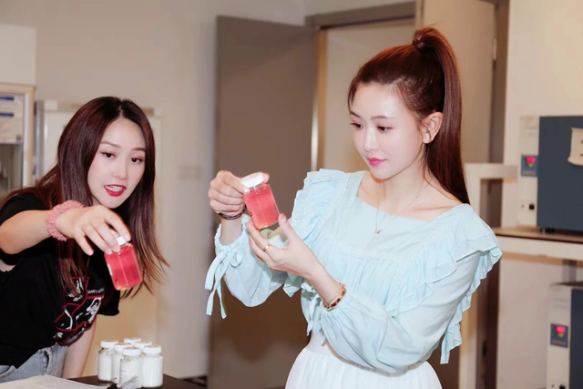 芒果台女主持二胎后转型网红主播，直播时手部皮肤出卖了她的年龄