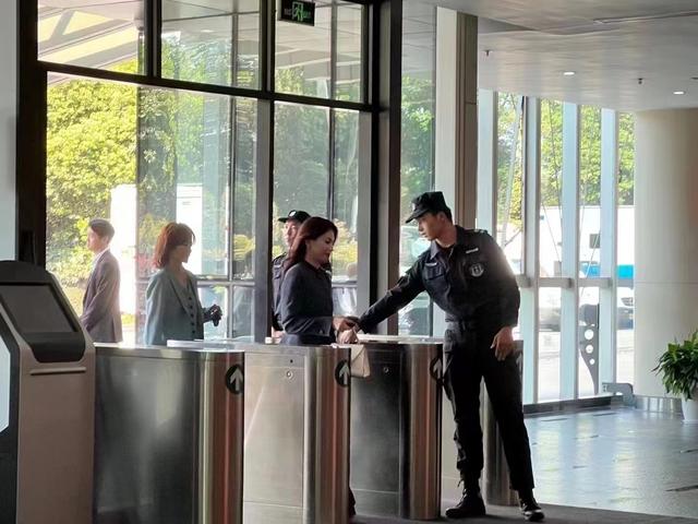 刘涛化身“女主播”来川台上班了！​