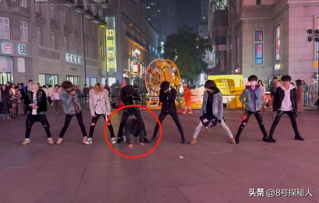 武汉步行街网红跳舞直播,男子拿喇叭跟随捣乱,网友却清一色支持