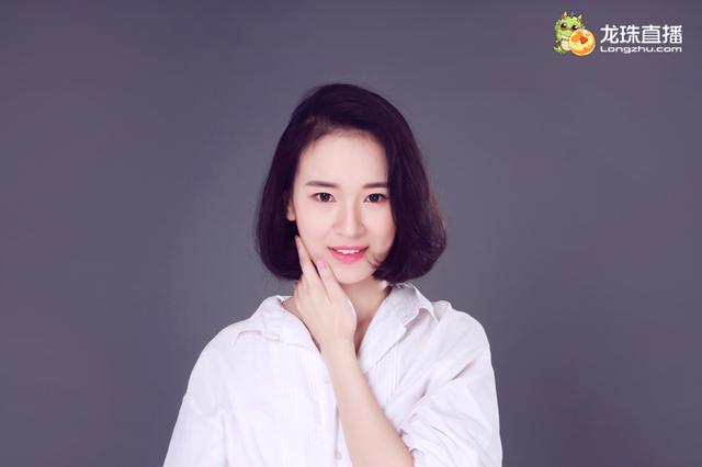  龙珠美女主播又撞脸 周冬雨开直播玩DNF？ 