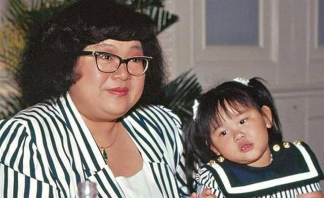 郑欣宜独飞往加拿大祭奠母亲!墓前伤心抹眼泪,久久不愿离去