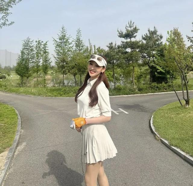 极品美女主持人!黑丝大长腿,太无敌了