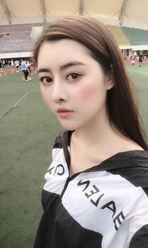 抖音李以沫个人资料照片,网红李以沫颜值开挂腿长令人羡慕