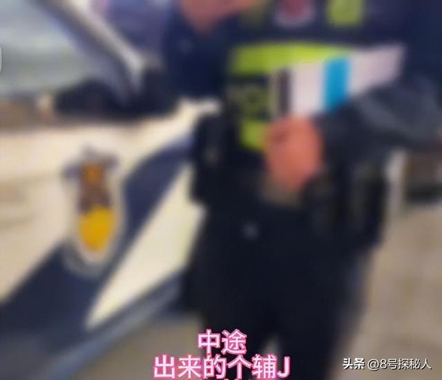武汉步行街网红跳舞直播,男子拿喇叭跟随捣乱,网友却清一色支持