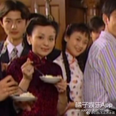 韩式比心不是韩国明星发明的?27年前赵雅芝就会了,连雪姨都比过