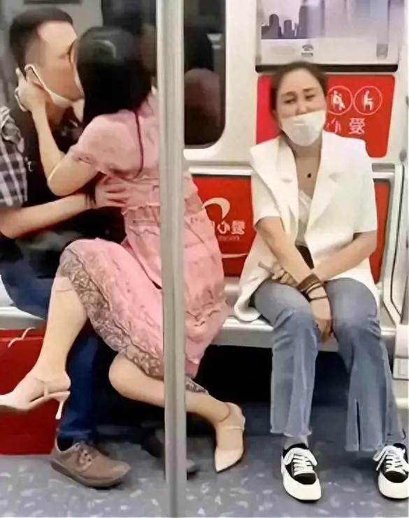 情侣在地铁上兴致激增不背人，一旁阿姨尴尬夹腿：都起鸡皮疙瘩了
