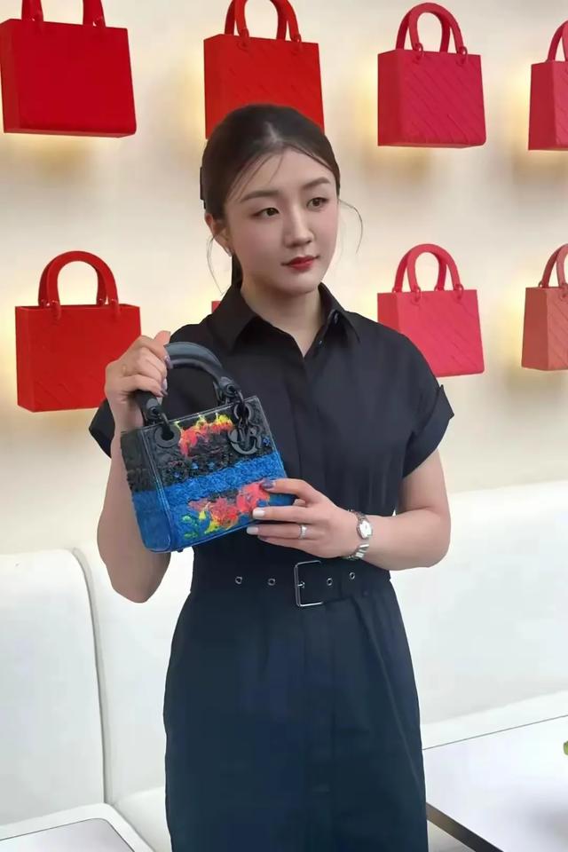陈梦直播带货首秀!言谈举止落落大方,学生妹装扮引热议