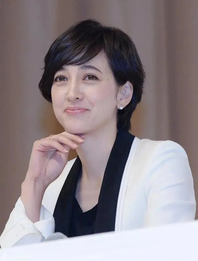 42岁日本第一美女主播，怀5月身孕嫁前首相之子，被绿还得秀恩爱