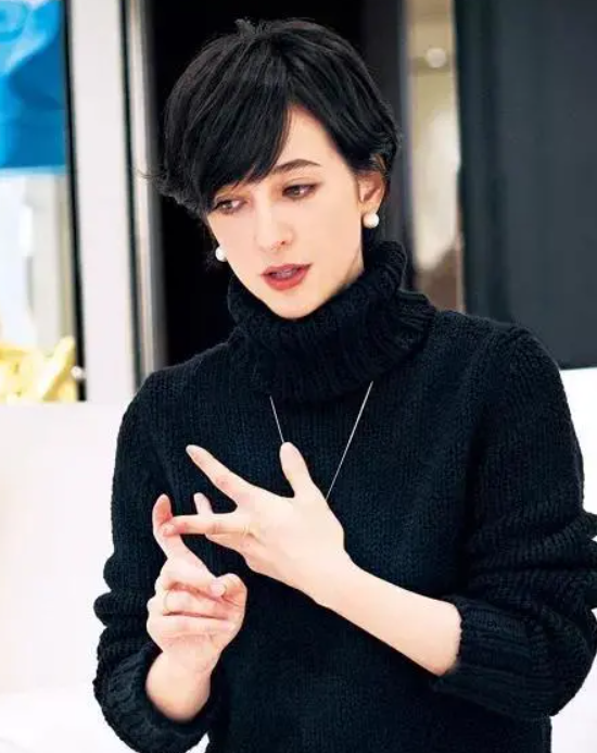 42岁日本第一美女主播，怀5月身孕嫁前首相之子，被绿还得秀恩爱