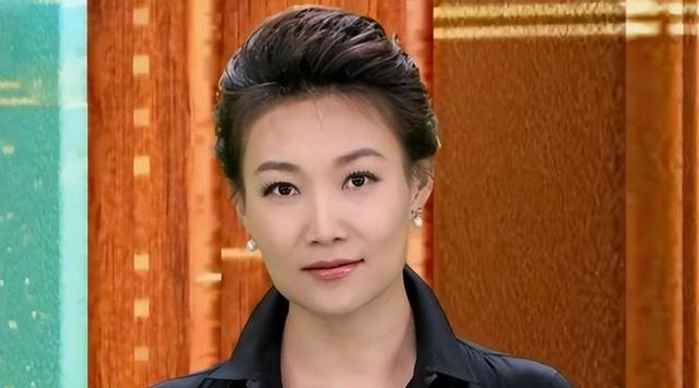 47岁李梓萌惊现沈阳!素颜高挑引爆议论,单身之谜终揭晓?
