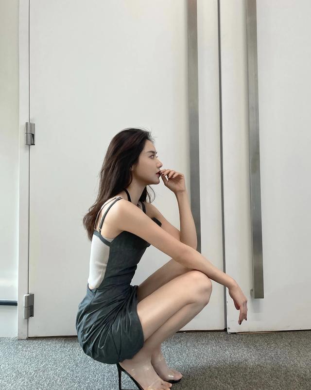 腾讯体育主持人美娜小狗蹲合集这个动作很考验腿长