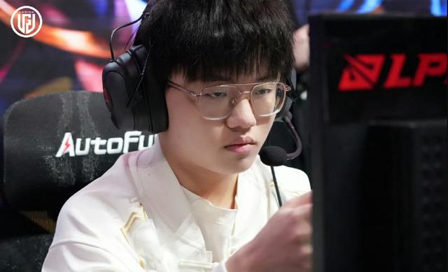 正面开大！涵艺赛后连发三条微博怒喷LGD中单xqw涉嫌假赛！