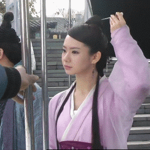 搞笑GIF：直播UP主，挑战中国生产的风油精，宝宝懵逼了！
