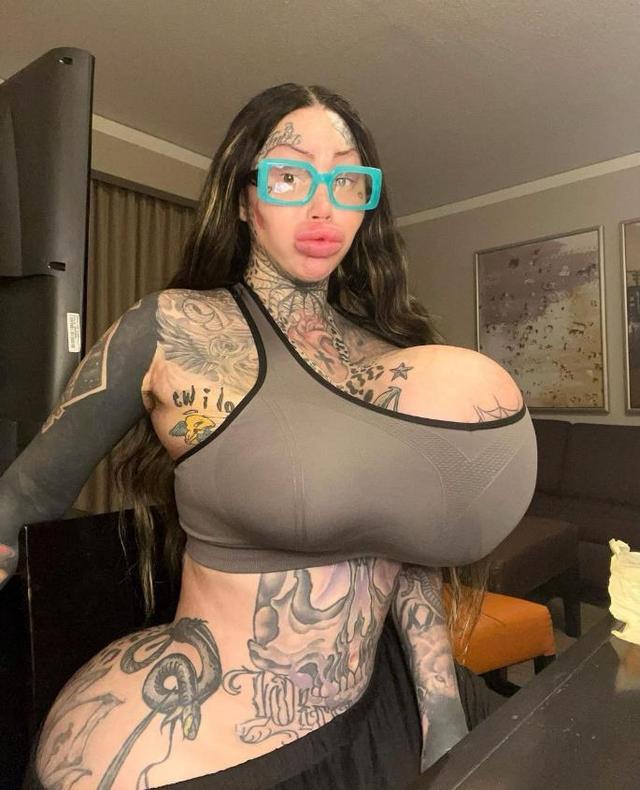 加拿大女网红沉迷整形,结果胸给隆“炸”了,剩单侧巨乳