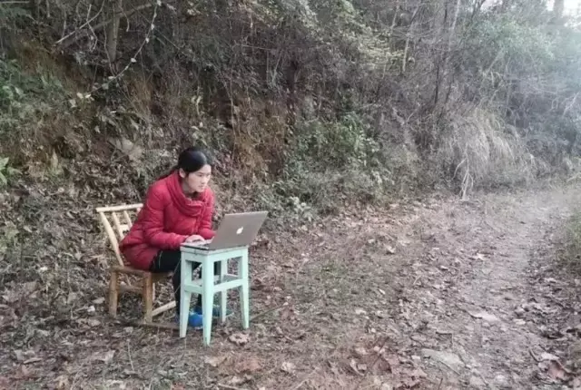 女老师在家直播涉黄被封，被网课逼疯的中国老师们