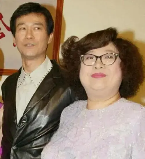 郑欣宜独飞往加拿大祭奠母亲!墓前伤心抹眼泪,久久不愿离去